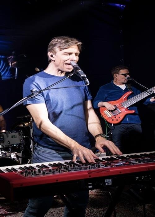 Sylvester Larsen med guitarist